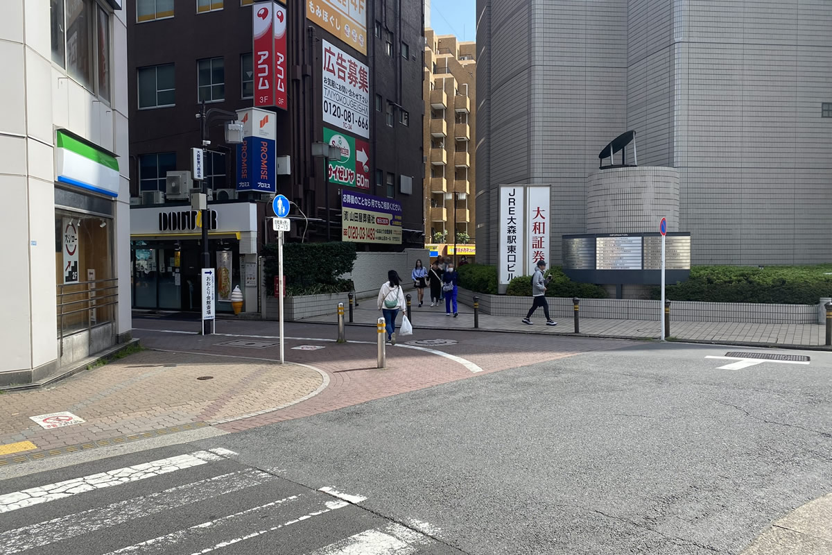 JR大森駅東口ビルの左側の道を進む